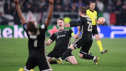 Einer für den anderen. Matthijs de Ligt and Lasse Schöne nach dem sensationellem Triumph in Turin.