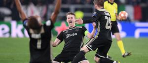 Einer für den anderen. Matthijs de Ligt and Lasse Schöne nach dem sensationellem Triumph in Turin.