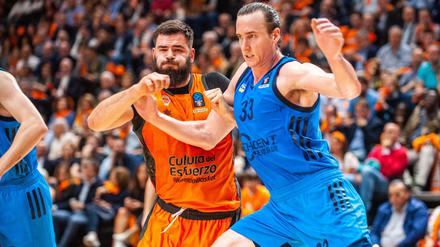 Auch Albas Clifford (r.) konnte sich noch so gegen seine Gegenspieler stemmen - die Berliner waren chancenlos.