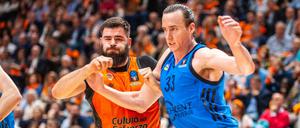 Auch Albas Clifford (r.) konnte sich noch so gegen seine Gegenspieler stemmen - die Berliner waren chancenlos.