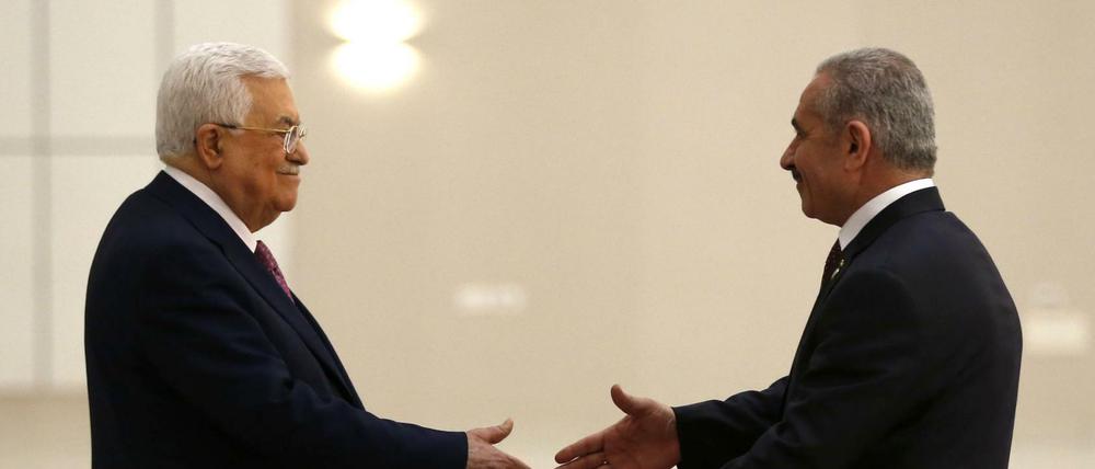 Der palästinensische Präsident Mahmud Abbas (links) mit dem neuen Premierminister Mohammed Schtaje.