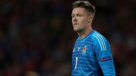 Blamiert. Wayne Hennessey weiß nicht so richtig, was er tut.