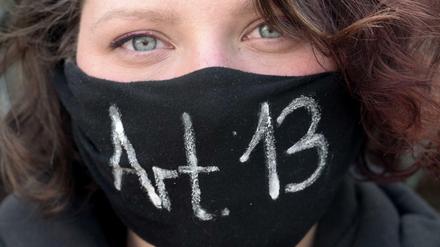 Eine Frau nimmt an einer Demonstration unter dem Motto "Save the Internet" gegen Upload-Filter teil.