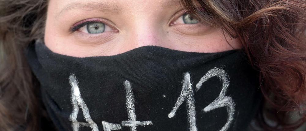 Eine Frau nimmt an einer Demonstration unter dem Motto "Save the Internet" gegen Upload-Filter teil.