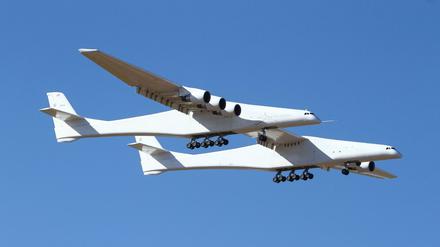 Stratolaunch, ein riesiges sechsmotoriges Flugzeug, absolviert seinen historischen Erstflug in der Mojave-Wüste in Kalifornien.