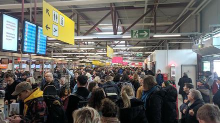 Bitte warten. Bereits am Wochenende mussten Passagiere in Tegel sehr lange warten. 