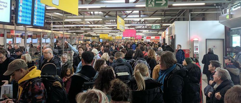 Bitte warten. Bereits am Wochenende mussten Passagiere in Tegel sehr lange warten. 