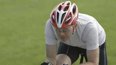 Die Rennradhaltung ist eine Haltung, bei der man den Schwerpunkt weit vor die Pedalebene legt, um mehr Kraft auf die Pedale ausüben zu können. So eine Haltung kann nur richtig ausüben, wer einen stark trainierten Rücken hat. 