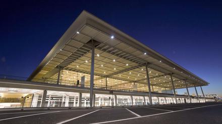 Es brennt schon Licht: Das Terminalgebäude des Flughafens BER in Schönefeld.