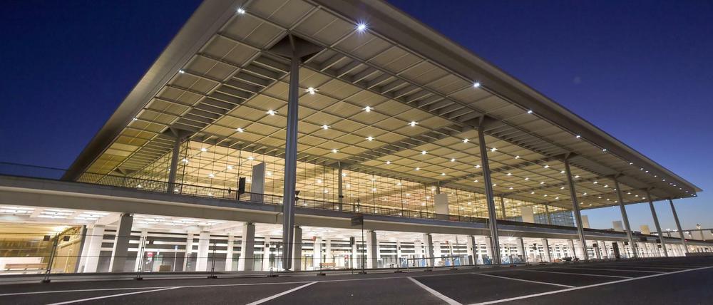 Es brennt schon Licht: Das Terminalgebäude des Flughafens BER in Schönefeld.