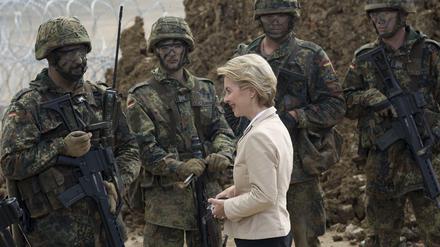 Verteidigungsministerin Ursula von der Leyen (CDU) bei einem Truppenbesuch.
