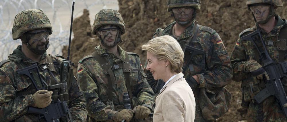 Verteidigungsministerin Ursula von der Leyen (CDU) bei einem Truppenbesuch.