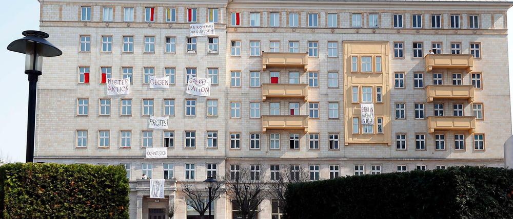 Nicht willkommen. Schon lange regt sich Protest in der Karl-Marx-Allee gegen den Kauf durch die Deutsche Wohnen.