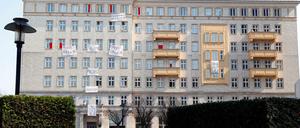 Nicht willkommen. Schon lange regt sich Protest in der Karl-Marx-Allee gegen den Kauf durch die Deutsche Wohnen. 