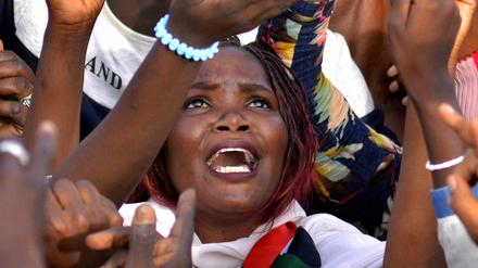 Sudanische Demonstranten harren vor dem Verteidigungsministerium in Khartoum aus. 