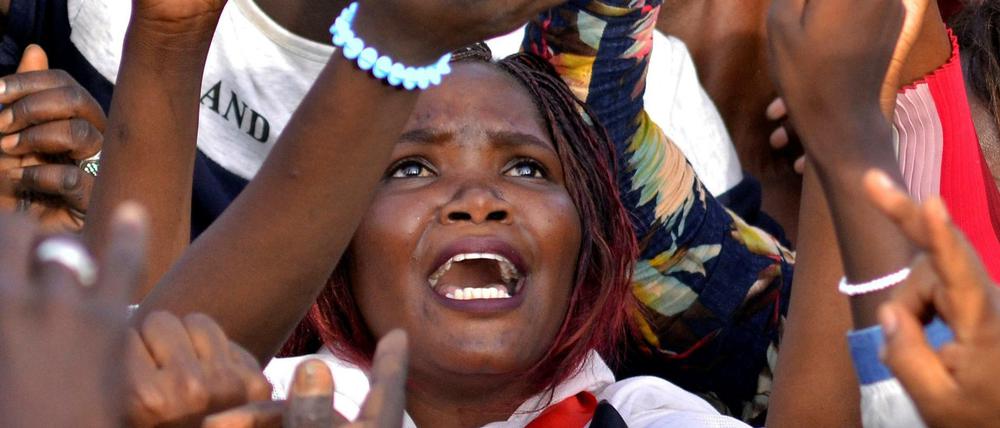 Sudanische Demonstranten harren vor dem Verteidigungsministerium in Khartoum aus. 