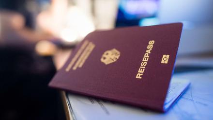 Ein deutscher Reisepass liegt in einem Labor der Kriminaltechnik der Bundespolizei.