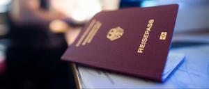 Ein deutscher Reisepass liegt in einem Labor der Kriminaltechnik der Bundespolizei.