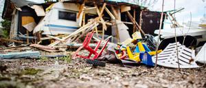 Kinderspielzeug liegt vor der zum Teil bereits abgerissenen Parzelle des mutmaßlichen Täters auf dem Campingplatz Eichwald.