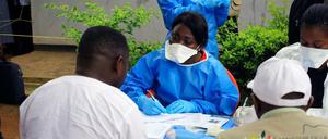 Eine Mitarbeiterin der Weltgesundheitsorganisation (WHO) bereitet Impfungen gegen Ebola vor (Foto von 2018). Die Weltgesundheitsorganisation (WHO) verzichtet zunächst darauf, wegen des grassierenden Ebola-Virus im Kongo eine «gesundheitliche Notlage mit internationaler Tragweite» auszurufen. a