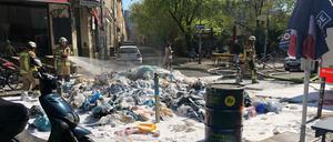 Müll in Flammen: Auf der Rosenthaler Straße brennt Abfall in Tüten.