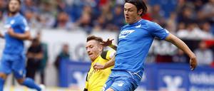 Bald gemeinsam. Nico Schulz im Zweikampf mit dem Dortmunder Marco Reus.