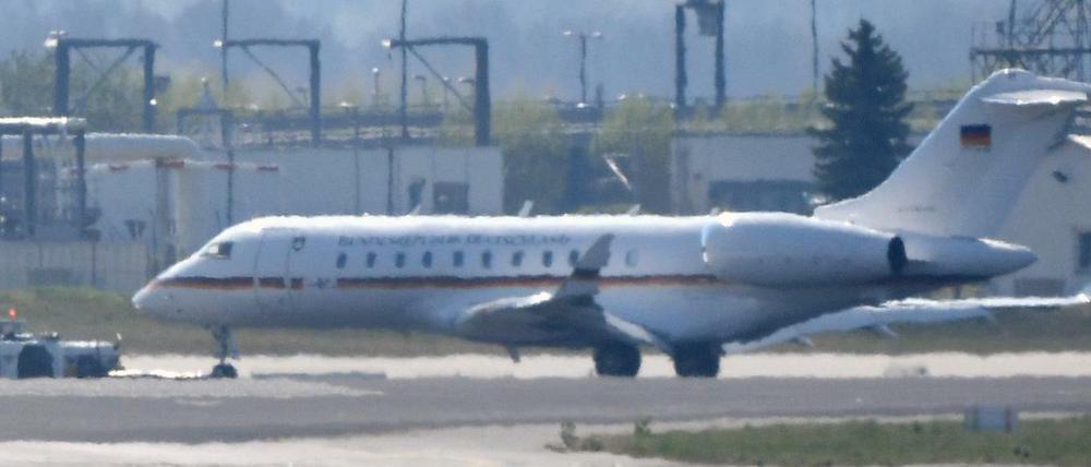 Ein Jet vom Typ Global 5000 der Flugbereitschaft der Bundesregierung wird auf dem Flughafen Schönefeld über eine Rollbahn geschleppt.