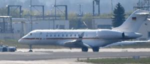 Ein Jet vom Typ Global 5000 der Flugbereitschaft der Bundesregierung wird auf dem Flughafen Schönefeld über eine Rollbahn geschleppt.