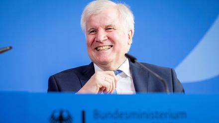 Horst Seehofer zeigte sich sehr zufrieden mit seinem Gesetz.