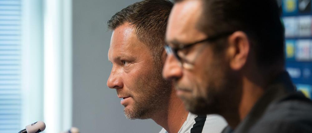 Im Hintergrund: Pal Dardai und Michael Preetz sehen bei Hertha BSC keine gemeinsame Zukunft mehr.