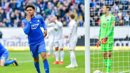 Hoffenheims Torschütze Reiss Nelson (l) jubelt über das Tor zum 2:0. 