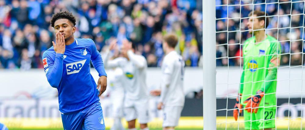 Hoffenheims Torschütze Reiss Nelson (l) jubelt über das Tor zum 2:0.