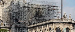 Feuerwehrmänner stehen auf dem Dach eines Turmes der Pariser Kathedrale Notre-Dame.
