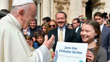Papst Franziskus (l) begrüßt die schwedische Klimaaktivistin Greta Thunberg (r) 