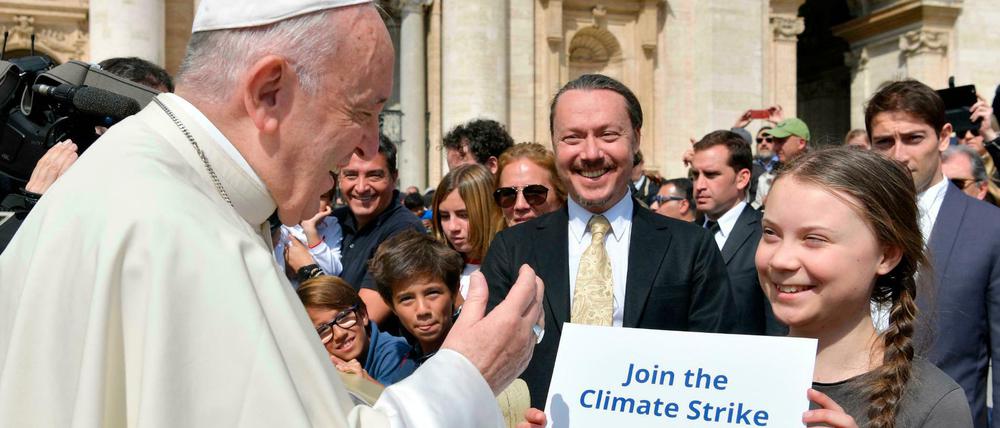 Papst Franziskus (l) begrüßt die schwedische Klimaaktivistin Greta Thunberg (r)