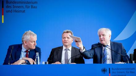 Die Männer des Ministers: Neben Seehofer (rechts) Staatssekretär Teichmann, links der für das Rückkehr-Gesetz zuständige Abteilungsleiter Weinbrenner
