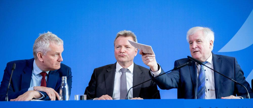 Die Männer des Ministers: Neben Seehofer (rechts) Staatssekretär Teichmann, links der für das Rückkehr-Gesetz zuständige Abteilungsleiter Weinbrenner