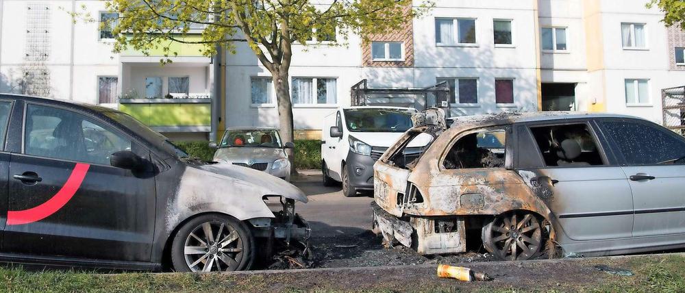 Mehrere Autos wurden am Mittwochabend in Hellersdorf angezündet. Der oder die Täter entkamen unerkannt.