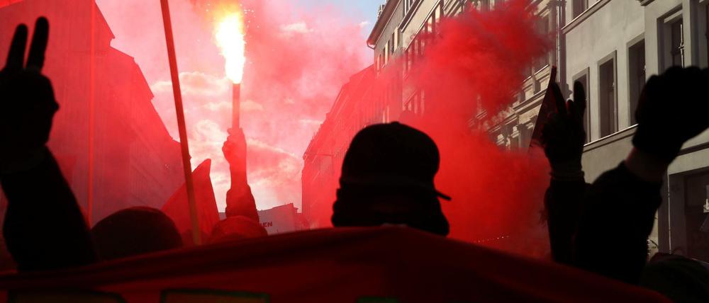 Demonstrationsteilnehmer der revolutionären 1.-Mai-Demonstration in Kreuzberg.