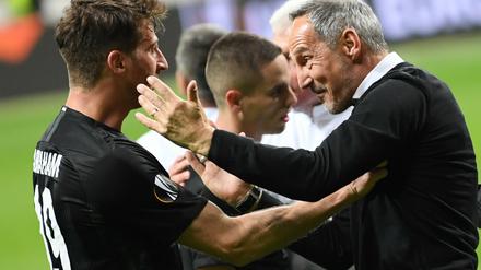 Wie im Traum. Frankfurts Cheftrainer Adi Hütter (r.) und David Abraham freuen sich nach dem 2:0-Sieg gegen Benfica.
