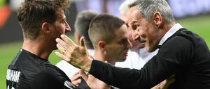 Wie im Traum. Frankfurts Cheftrainer Adi Hütter (r.) und David Abraham freuen sich nach dem 2:0-Sieg gegen Benfica.