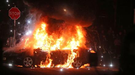 Ein brennendes Auto in Nordirland (Londonderry). (Symbolbild)