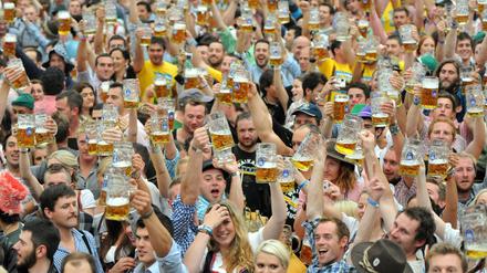 Besucher des Hofbräuzeltes auf dem Oktoberfest in München. 