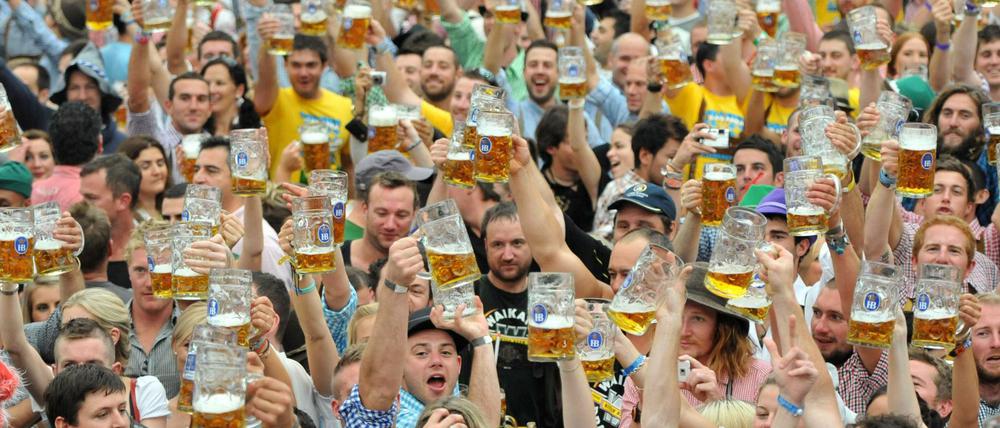 Besucher des Hofbräuzeltes auf dem Oktoberfest in München. 