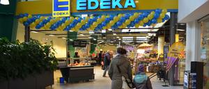 Frau und Kind auf dem Weg in einen Edeka-Supermarkt.
