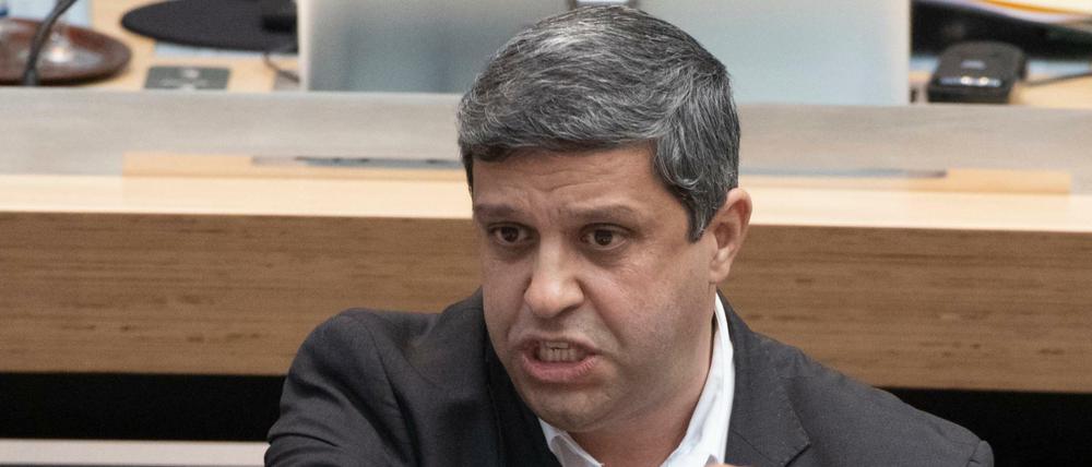 SPD-Fraktionsvorsitzender Raed Saleh, hier bei einer Sitzung im Abgeordnetenhaus, setzte sich 2015 für Volksbefragungen ein.