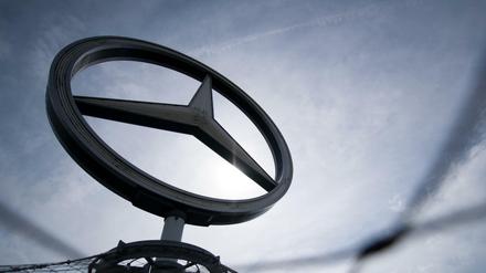 Der Mercedes-Stern, das Logo der Automarke Mercedes-Benz