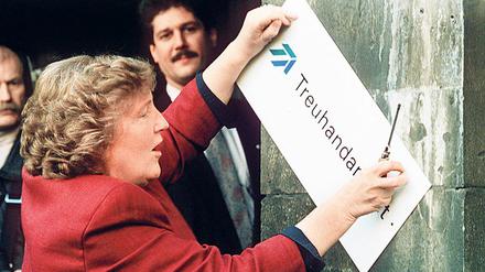 Die damalige Treuhand-Präsidentin Birgit Breuel entfernt Ende 1994 das Firmenschild.