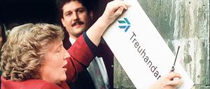Die damalige Treuhand-Präsidentin Birgit Breuel entfernt Ende 1994 das Firmenschild.