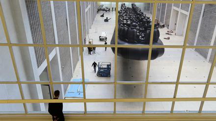 2017 zeigte die Nationalgalerie Prag, deren Direktor jetzt gehen musste, eine Ausstellung mit Werken von Ai Weiwei, darunter einem 70 Meter langen schwarzes Schlauchboot mit überlebensgroßen Flüchtlingsfiguren.